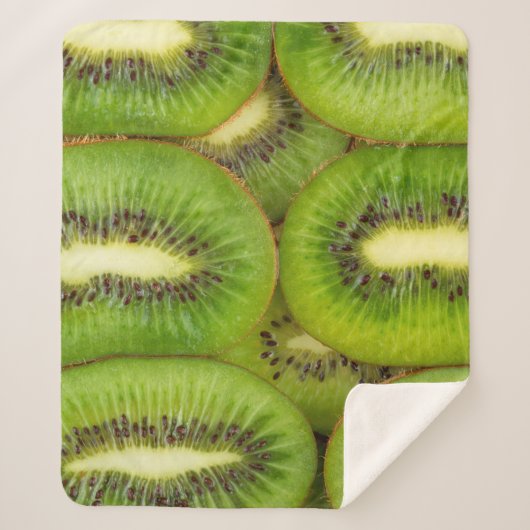 Scheiben aus frischen und reifen Kiwi-Früchten in Sherpadecke (Vorderseite)