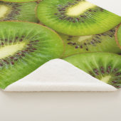 Scheiben aus frischen und reifen Kiwi-Früchten in Sherpadecke (3/4)