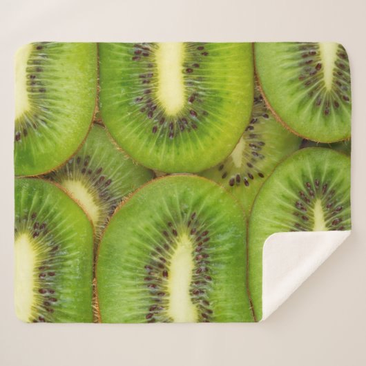 Scheiben aus frischen und reifen Kiwi-Früchten in Sherpadecke (Vorderseite (Horizontal))