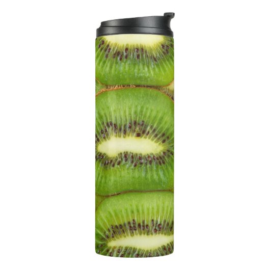 Scheiben aus frischen und reifen Kiwi-Früchten in Thermosbecher (Nach links gedreht)