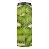 Scheiben aus frischen und reifen Kiwi-Früchten in Thermosbecher (Rückseite)