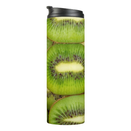 Scheiben aus frischen und reifen Kiwi-Früchten in Thermosbecher (Nach rechts gedreht)