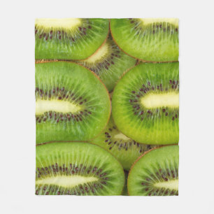 Scheiben von frischem und reifem Kiwi-Frucht in Re Fleecedecke