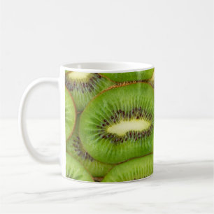 Scheiben von frischem und reifem Kiwi-Frucht in Re Kaffeetasse