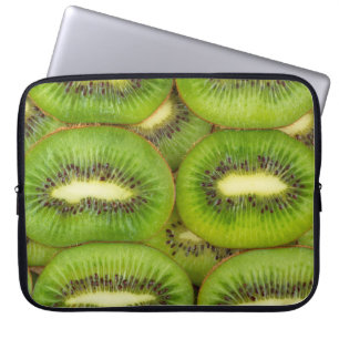 Scheiben von frischem und reifem Kiwi-Frucht in Re Laptopschutzhülle