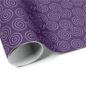 Scheintriskelion Dreifachspirale auf dunklem Viole Geschenkpapier (Rolleneckpunkt)