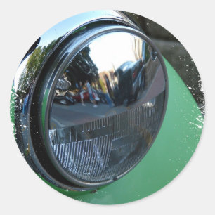Scheinwerfer auf einem grünen Vintagen Auto Runder Aufkleber
