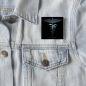 Scheinwerfer auf einem medizinischen Caduceus Button (Beispiel)