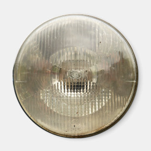 Scheinwerfer eines Oldtimers mit runder Klarglasli Magnet