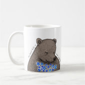 Scheuer Bär mit blauen Blumen Ungesagte Liebe  Kaffeetasse (Links)