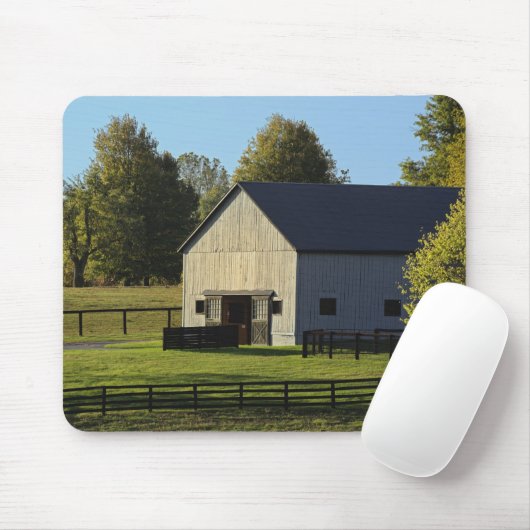 Scheune auf Thoroughbredpferdebauernhof am Mousepad (Mit Mouse)