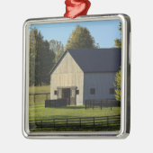 Scheune auf Thoroughbredpferdebauernhof am Ornament Aus Metall (Links)