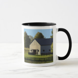 Scheune auf Vollblut-Pferdefarm bei Sonnenaufgang, Tasse