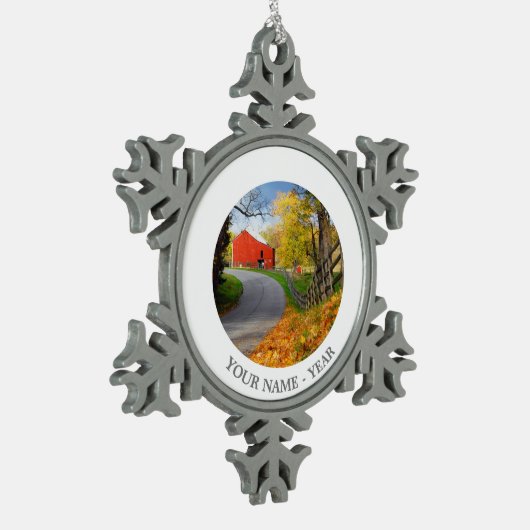 Scheune im Fall Schneeflocken Zinn-Ornament (Links)