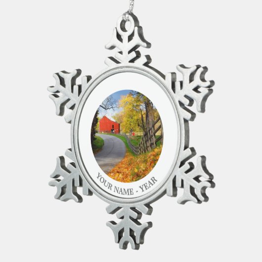 Scheune im Fall Schneeflocken Zinn-Ornament (Rechts)