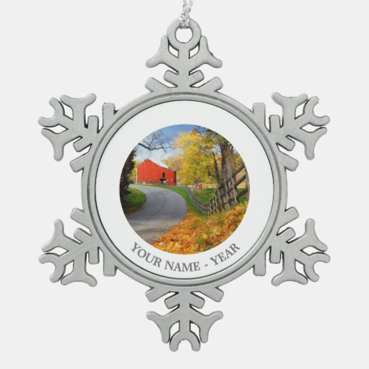 Scheune im Fall Schneeflocken Zinn-Ornament (Vorderseite)