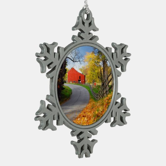 Scheune im Fall Schneeflocken Zinn-Ornament (Links)