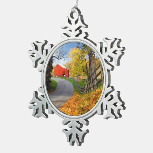 Scheune im Fall Schneeflocken Zinn-Ornament (Rechts)