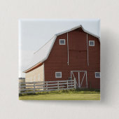 Scheune in der ländlichen Landschaft Button (Vorderseite)