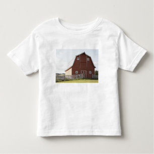 Scheune in der ländlichen Landschaft Kleinkind T-shirt