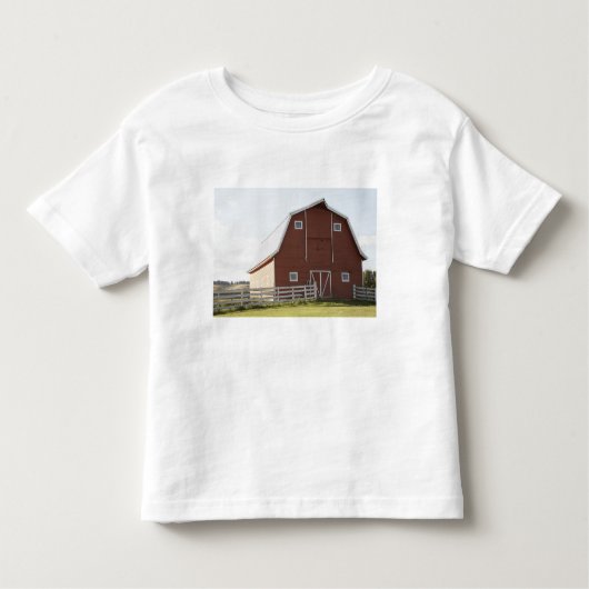 Scheune in der ländlichen Landschaft Kleinkind T-shirt (Vorderseite)