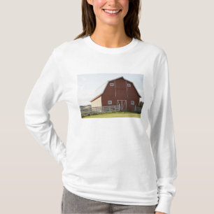 Scheune in der ländlichen Landschaft T-Shirt