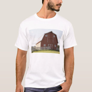 Scheune in der ländlichen Landschaft T-Shirt