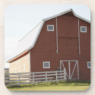 Scheune in der ländlichen Landschaft Untersetzer