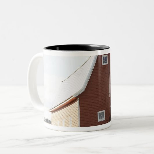 Scheune in der ländlichen Landschaft Zweifarbige Tasse (Vorderseite Links)