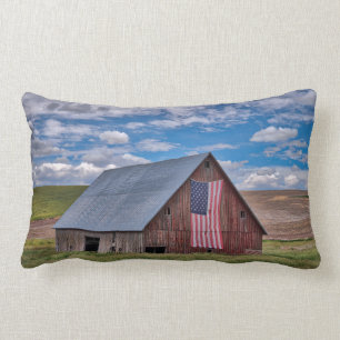 Scheune mit amerikanischer Flagge   Colfax, Lendenkissen