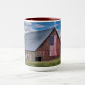 Scheune mit amerikanischer Flagge | Colfax, Tasse (Zentrum)