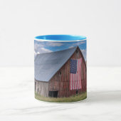 Scheune mit amerikanischer Flagge | Colfax, Tasse (Zentrum)