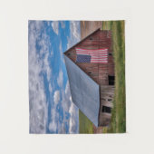 Scheune mit amerikanischer Flagge | Colfax, Wandteppich (Vorderseite)