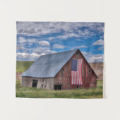 Scheune mit amerikanischer Flagge | Colfax, Wandteppich (Vorderseite (Horizontal))