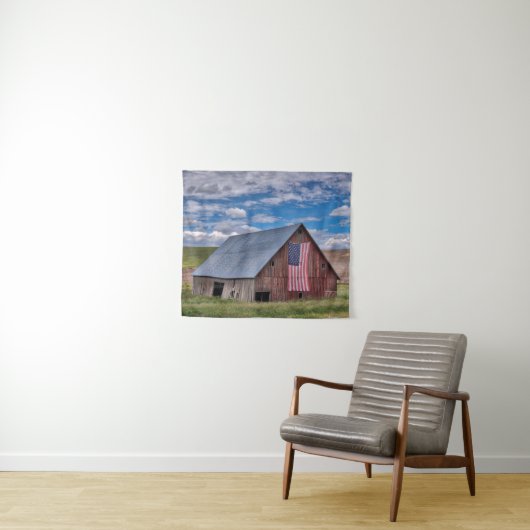 Scheune mit amerikanischer Flagge | Colfax, Wandteppich (Beispiel (Horizontal))
