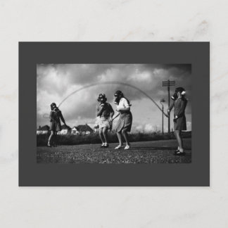 Scheußliche Gasmaske auf dem Sprungbrett für Kinde Postkarte