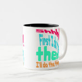 Schhhh! Zuerst mache ich den Kaffee. Zweifarbige Tasse (VorderseiteRechts)