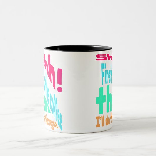 Schhhh! Zuerst mache ich den Kaffee. Zweifarbige Tasse (Mittel)