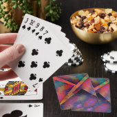 Schicht unregelmäßig arrangierter rustikaler Bilde Spielkarten (In Situ)