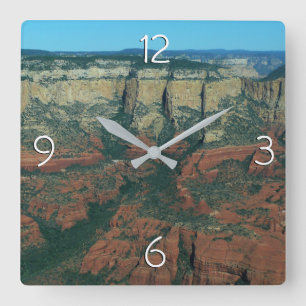 Schichten roter Felsen in Sedona Arizona Quadratische Wanduhr