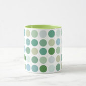 Schicke farbenfrohe grüne Punkte Muster Monogramm Tasse (Zentrum)
