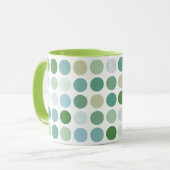Schicke farbenfrohe grüne Punkte Muster Monogramm Tasse (Vorderseite Links)