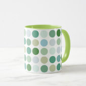 Schicke farbenfrohe grüne Punkte Muster Monogramm Tasse (VorderseiteRechts)