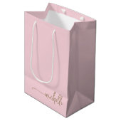 Schicke Gold-Monogramm-Name-Script-Blush-Rosa Mittlere Geschenktüte (Vorderseite Schrägansicht)