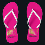 Schicke GoldPink-Braut, die Bachelorette Wedding Badesandalen<br><div class="desc">Elegant,  Chic und modernes Imitat druckte Gold auf heißem Neonrosa,  drehen Brautandenken Reinfälle um. Dieser klassische und hoch entwickelte Entwurf ist für die noble,  modische und stilvolle Braut perfekt. Tragen Sie sie zu Ihrem Junggeselinnen-Abschied oder zu jedem möglichem Vorhochzeit Ereignis. Aller Fotodruckentwurf.</div>