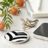 schicke, moderne, schwarz/weiß gebogene Zickzack Schlüsselanhänger (Seite)