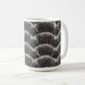 Schicke Schwarz Weiß Blumen Kaffeetasse (VorderseiteRechts)