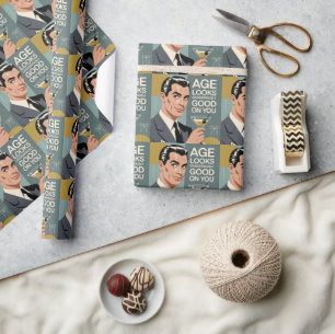 Schicker Mann mit Martini und Geburtstagsbotschaft Geschenkpapier