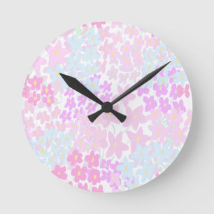Schickes Blumenmuster in Rosa und Türkis  Runde Wanduhr