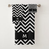 Schickes Chevron-Muster auf Schwarz Weiß Monogramm Badhandtuch Set (Insitu)